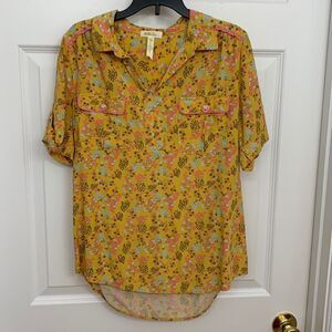 Matilda Jane Size Small short sleeve blouse. Multicolor with front pockets